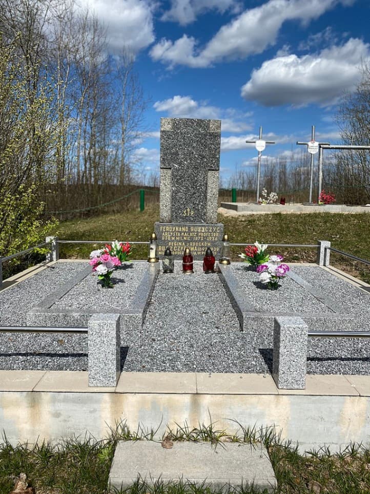 Bogdanovo. The grave of the artist Ferdinand Ruszczyc.