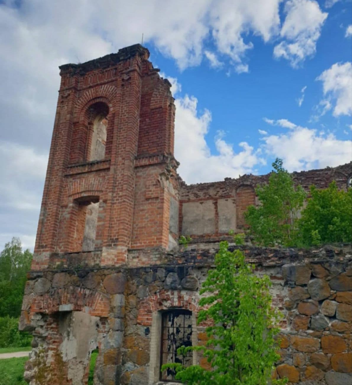 Shemetovo. Ruins of the Skirmunts' estate.