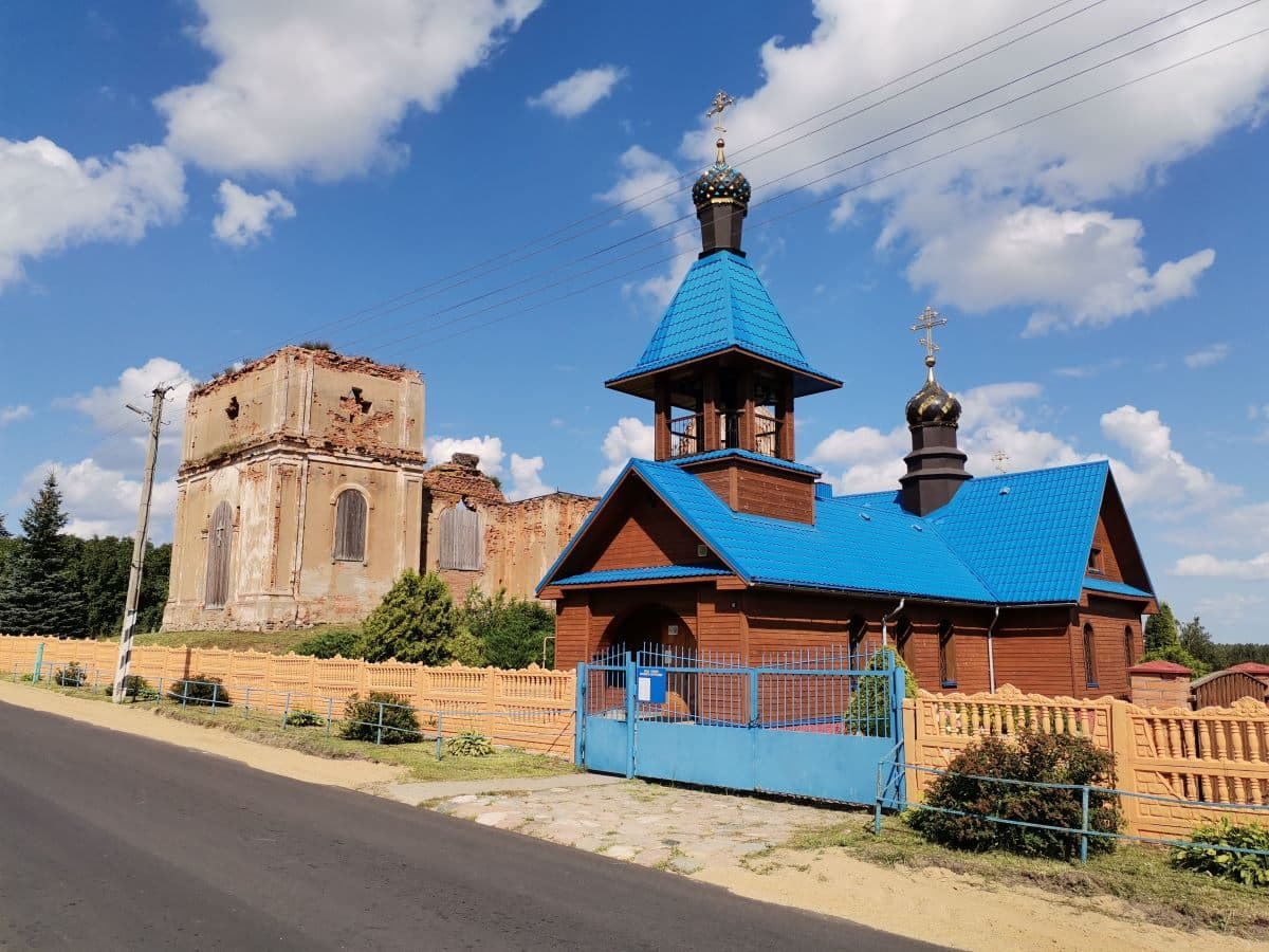 Холопеничи. Руины церкви Успения Пресвятой Богородицы.