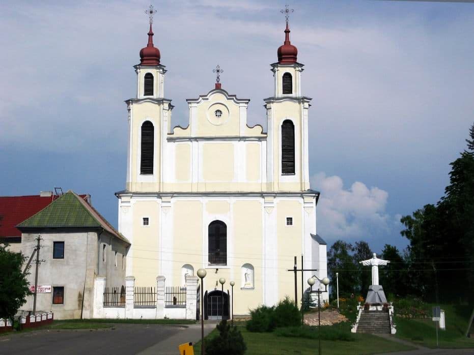 Ивье. Костел Святых Апостолов Петра и Павла.