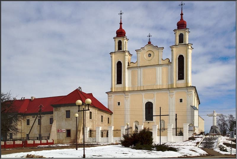 Ивье. Костел Святых Апостолов Петра и Павла.