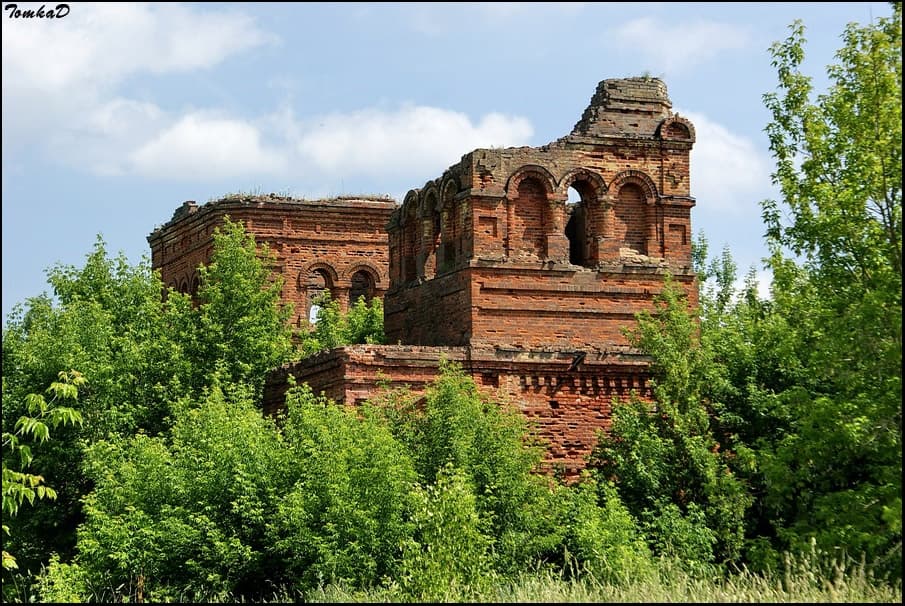 Малые Шарипы. Красная церковь