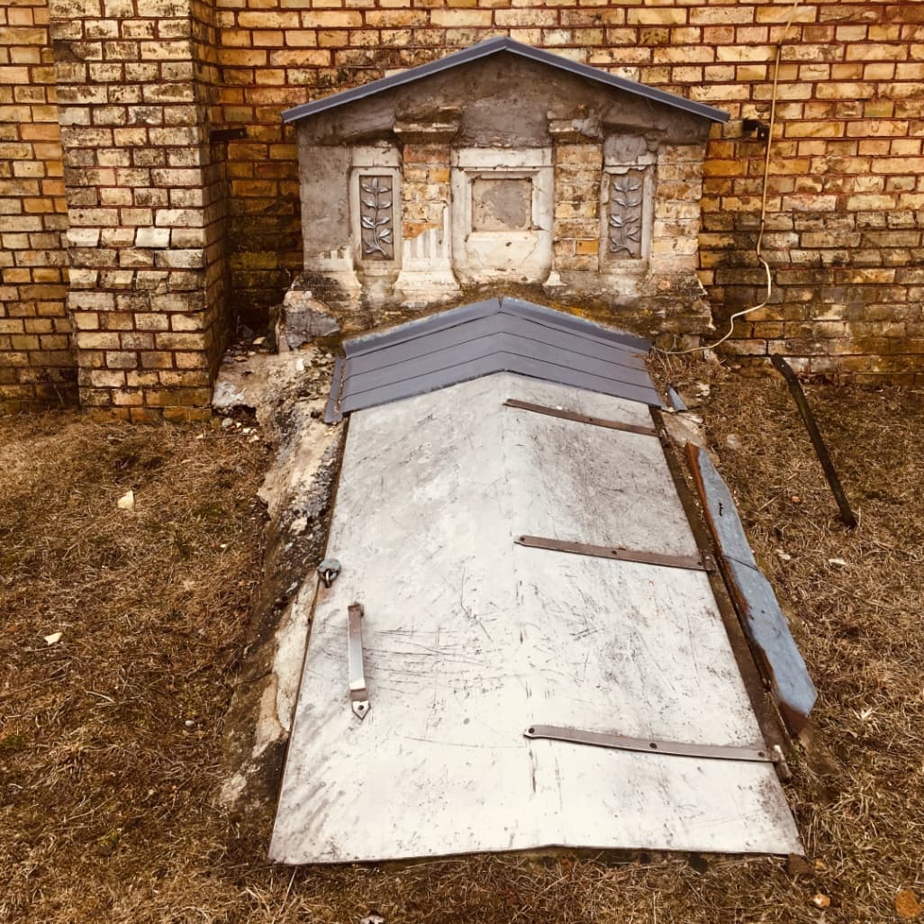 Lebedevo. The chapel is a tomb.