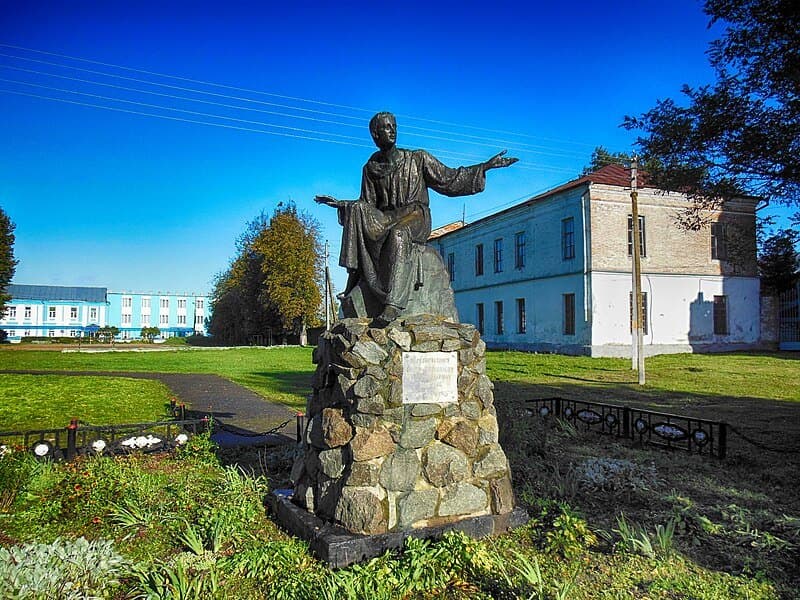 Мсціслаў. Помнік Пятру Мсціслаўцу каля касцёла.