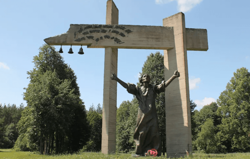 Шуневка. Мемориальный комплекс «Проклятие фашизму»