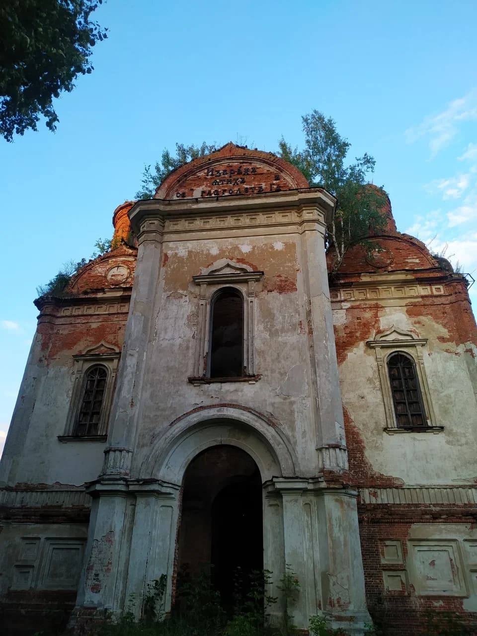 Саматэвічы. Руіны Свята-Траецкай царквы.