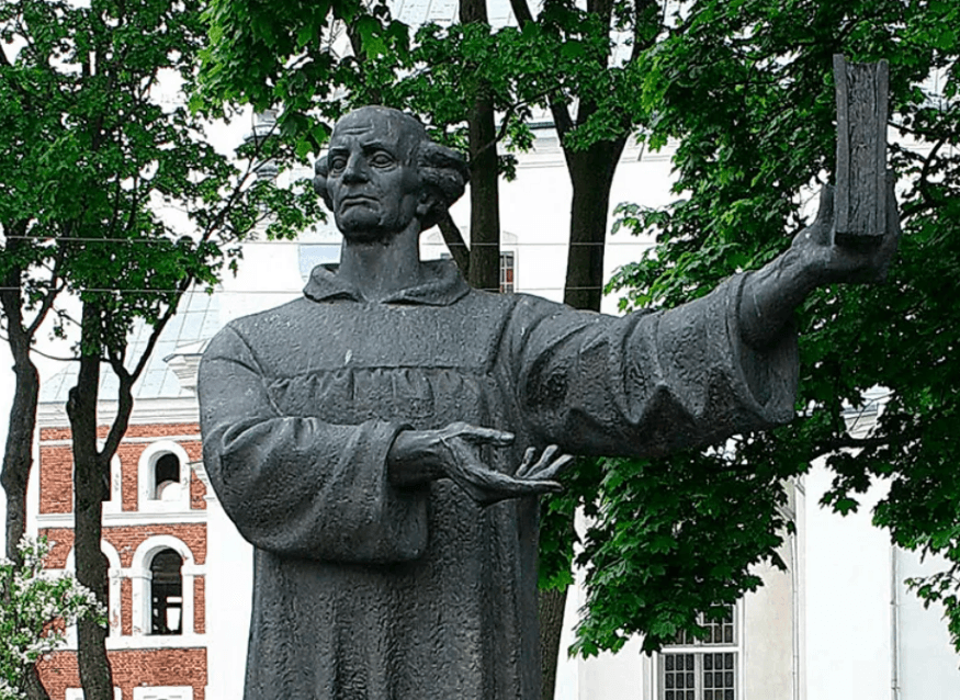 Nesvizh. Monument to Simon Budny