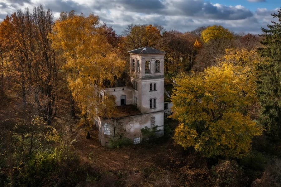 Lishki. The manor of the de Virions.