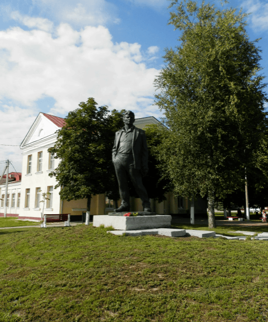 Myadel'. Monument to Maxim Tank.