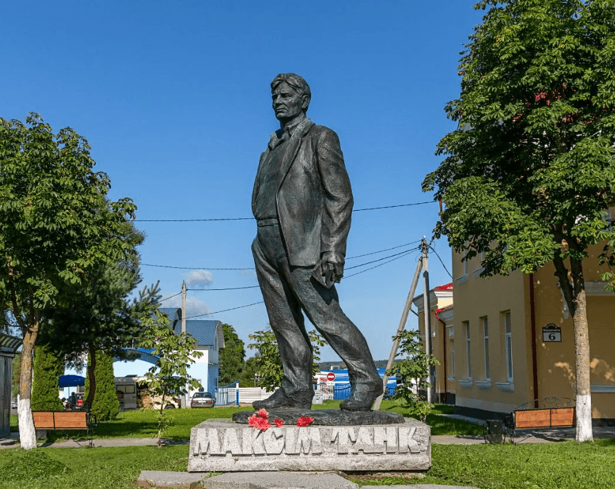 Myadel'. Monument to Maxim Tank.