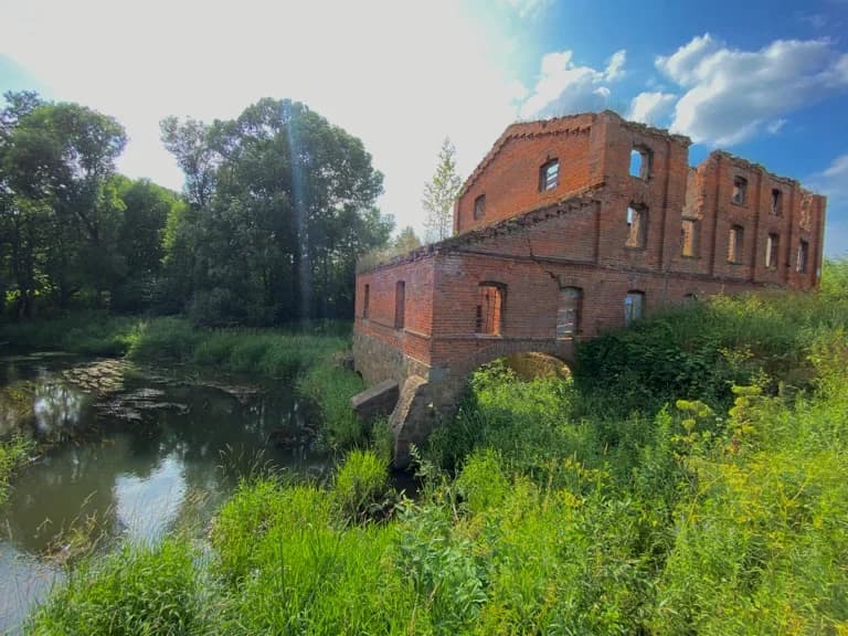 Руіны вадзянога млына паблізу вёскі Каменнае Крывое.