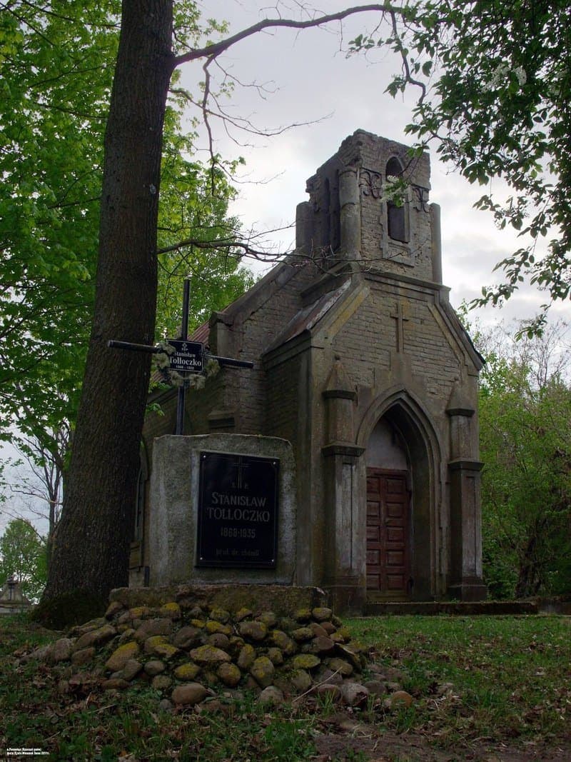 Rakovitsa. Chapel-tomb of the Tollochko family.