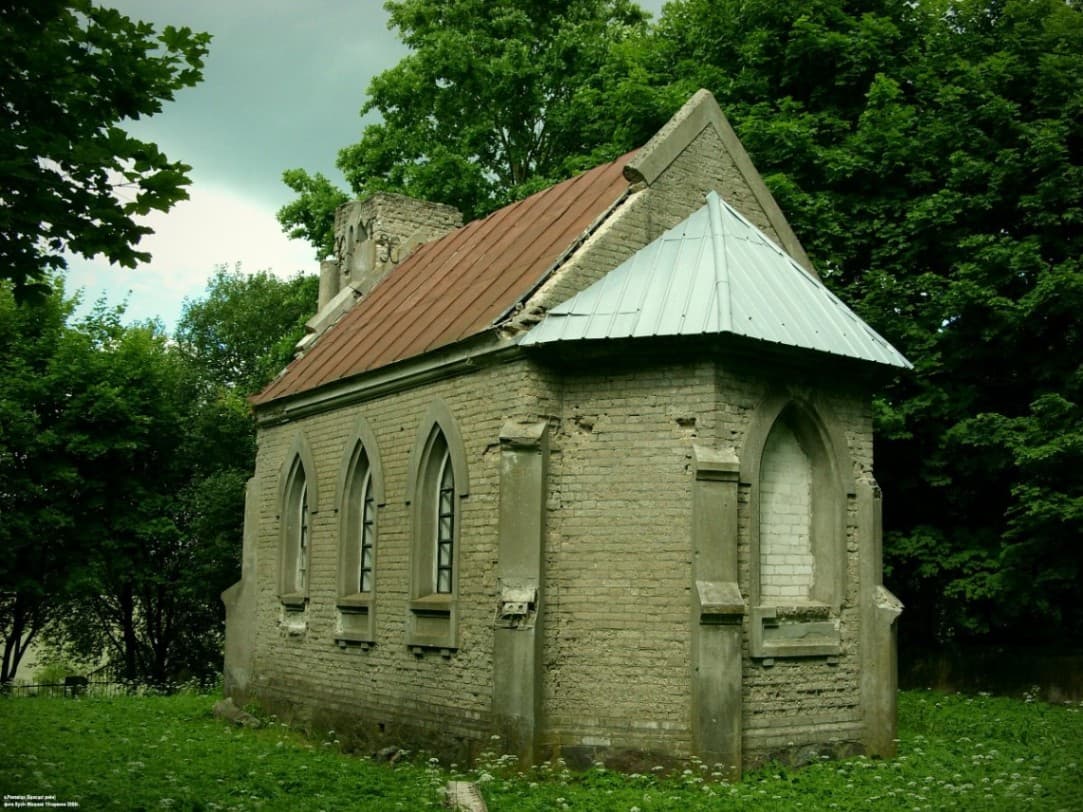 Rakovitsa. Chapel-tomb of the Tollochko family.