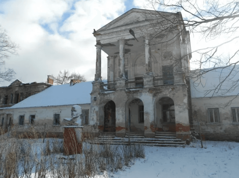 Internatsionalny. The ruins of the Trembitsky estate.