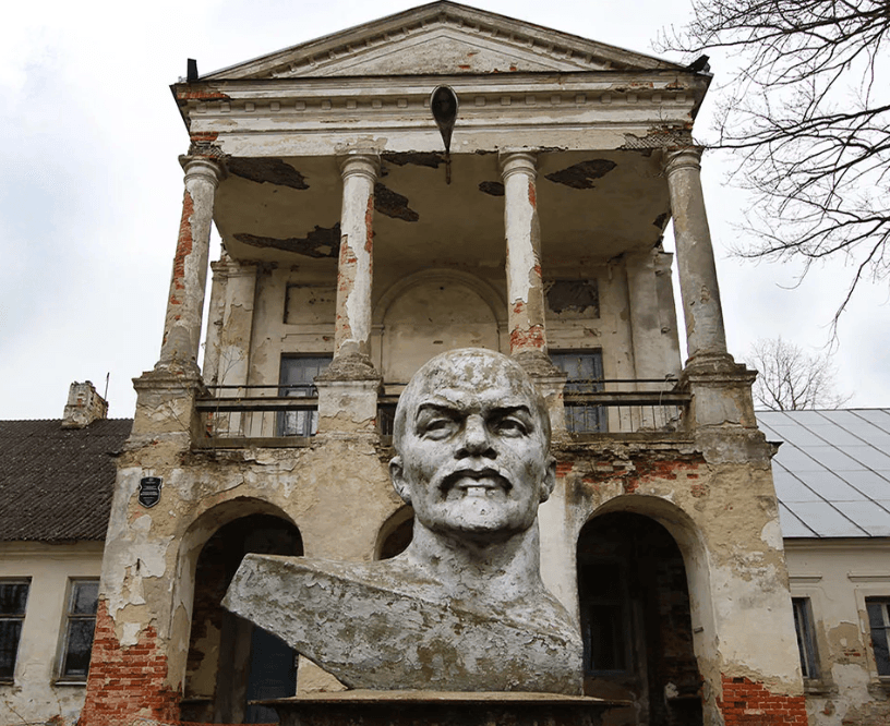 Internatsionalny. The ruins of the Trembitsky estate.