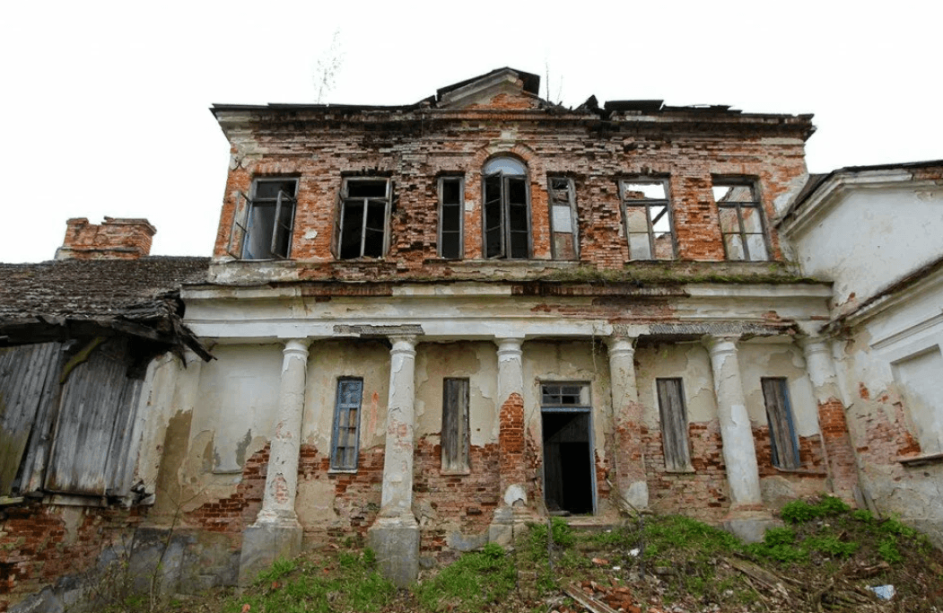 Internatsionalny. The ruins of the Trembitsky estate.