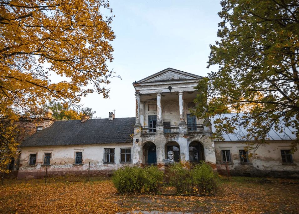 Internatsionalny. The ruins of the Trembitsky estate.