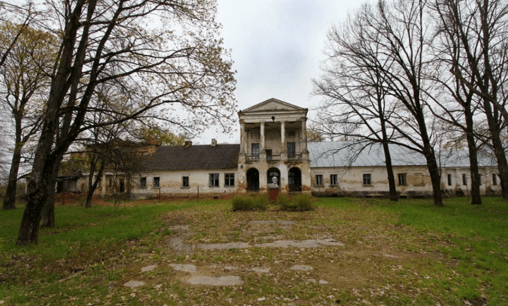 Internatsionalny. The ruins of the Trembitsky estate.