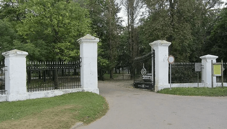 Vysokoe. The Sapieha-Pototski Palace and Park Ensemble.