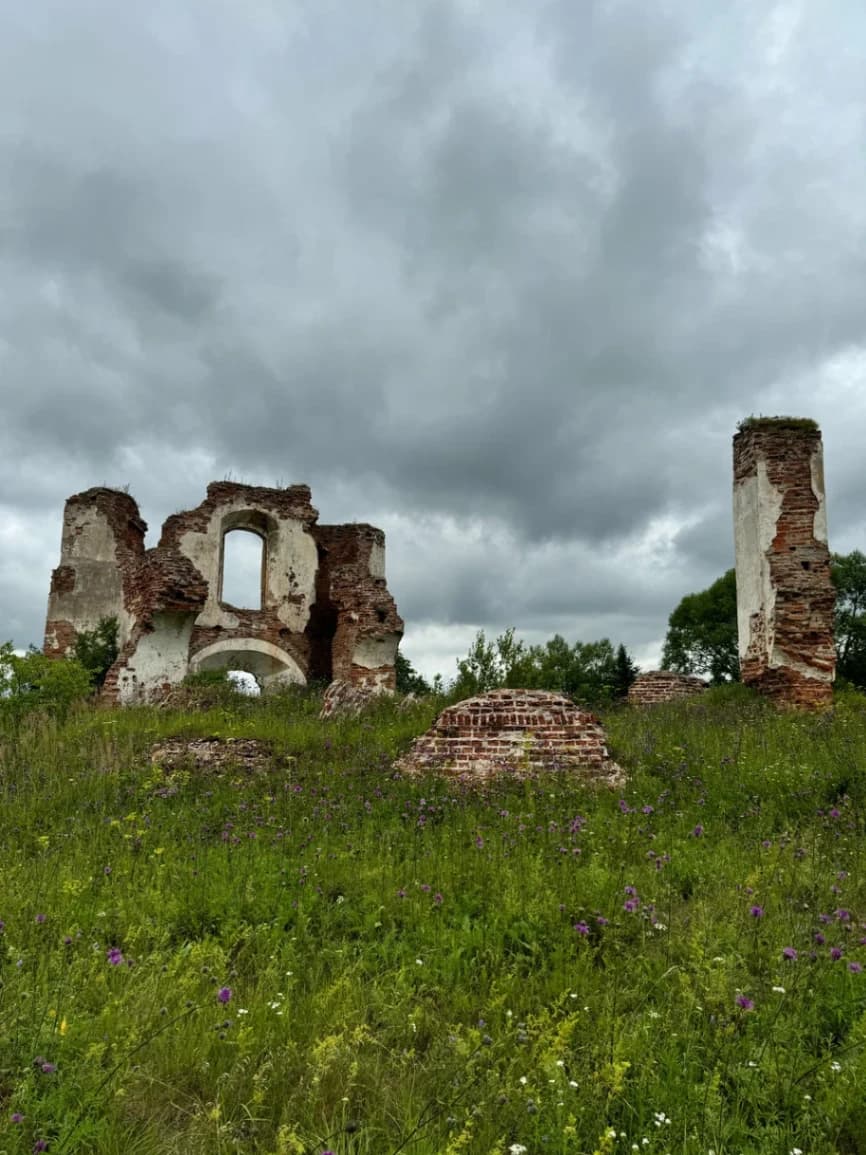 Пачаевічы. Руіны Царквы Пакрова Прасвятой Багародзіцы.