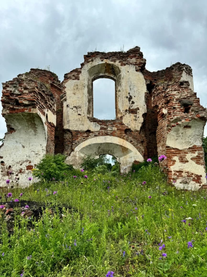 Пачаевічы. Руіны Царквы Пакрова Прасвятой Багародзіцы.