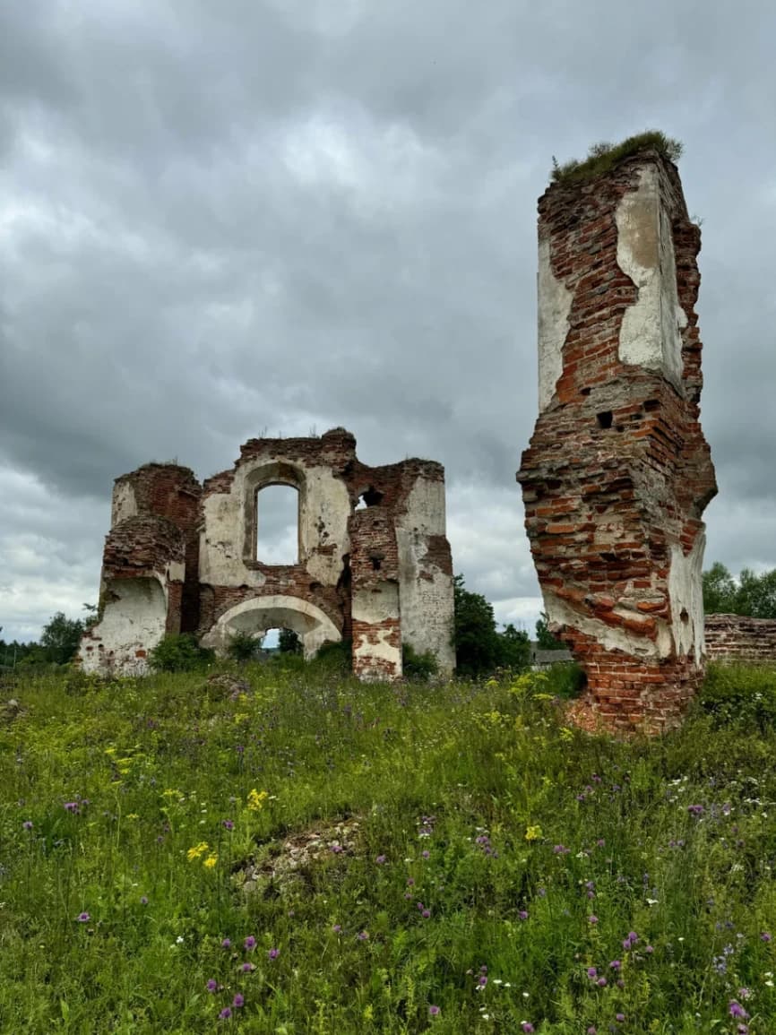 Пачаевічы. Руіны Царквы Пакрова Прасвятой Багародзіцы.