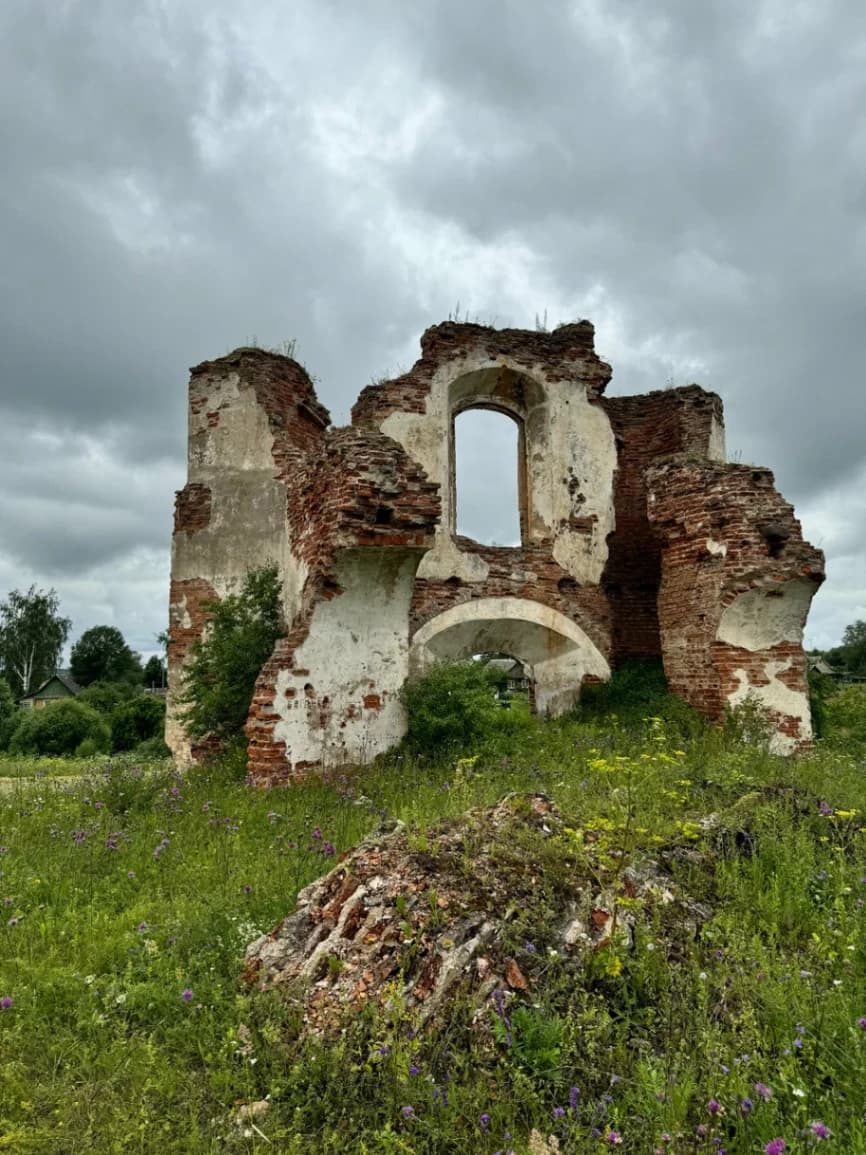 Пачаевічы. Руіны Царквы Пакрова Прасвятой Багародзіцы.