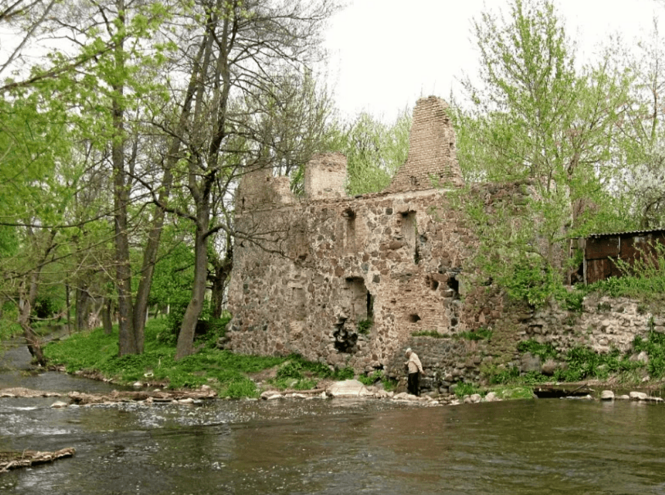 Гродно. Руины старой мельницы.