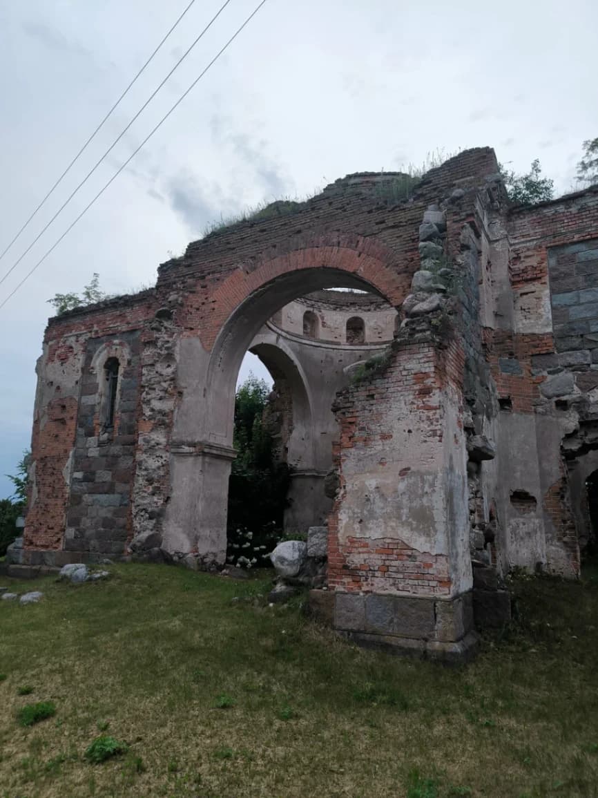 Березовец. Руины Троицкой церкви.