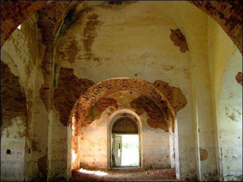 Martinovo. The ruins of the Church of the Intercession.