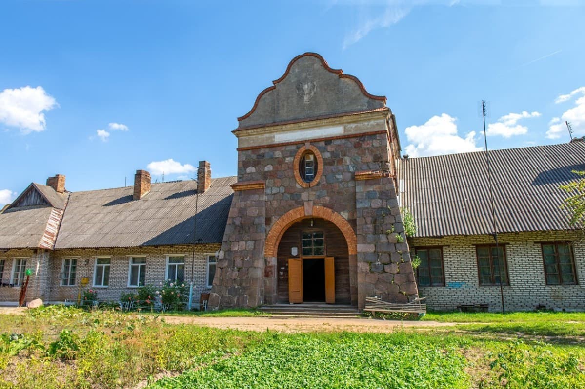 Kletsk. The building of the former barracks.