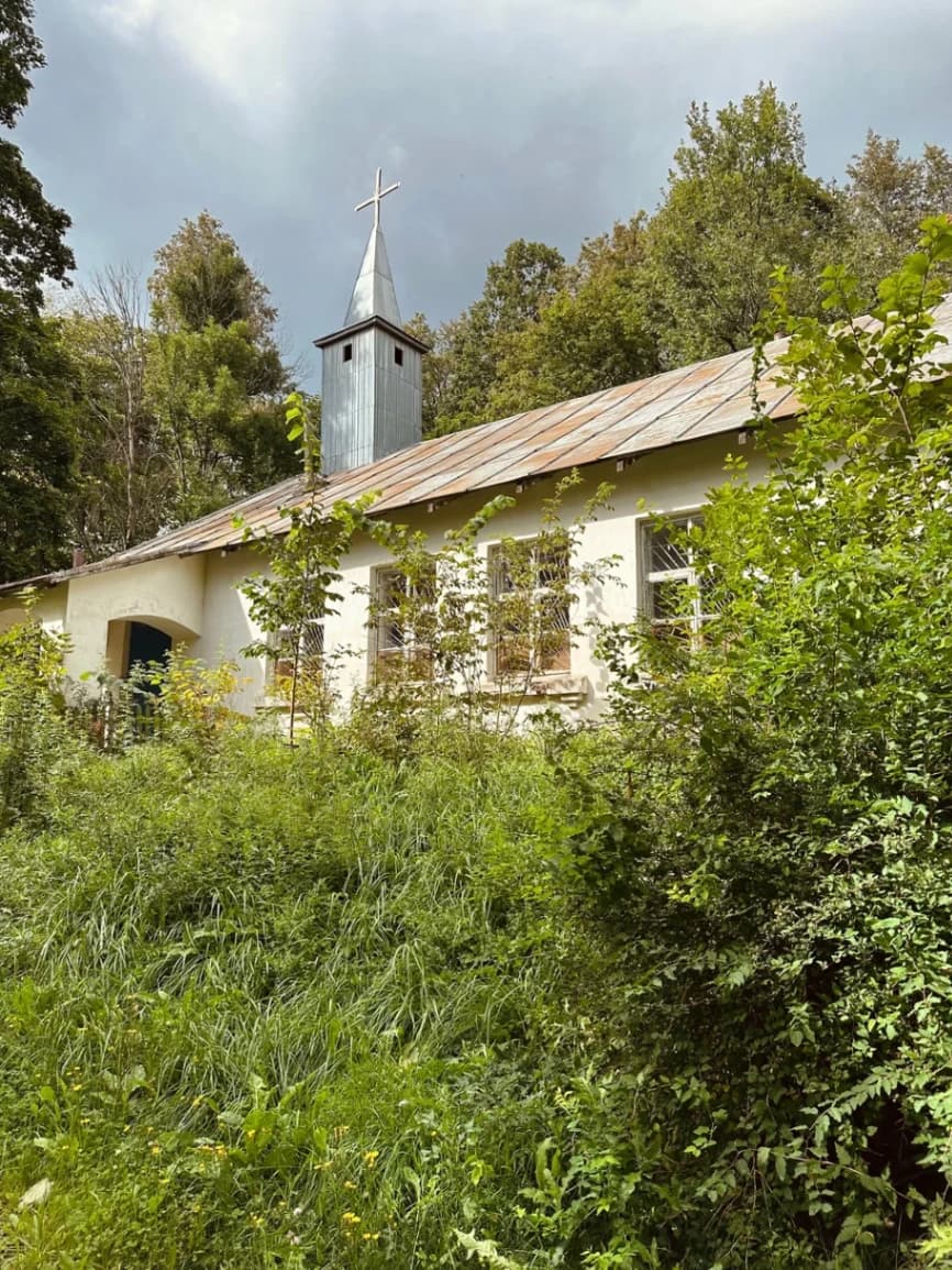 Lukovets. The ruins of the Borovsky manor.