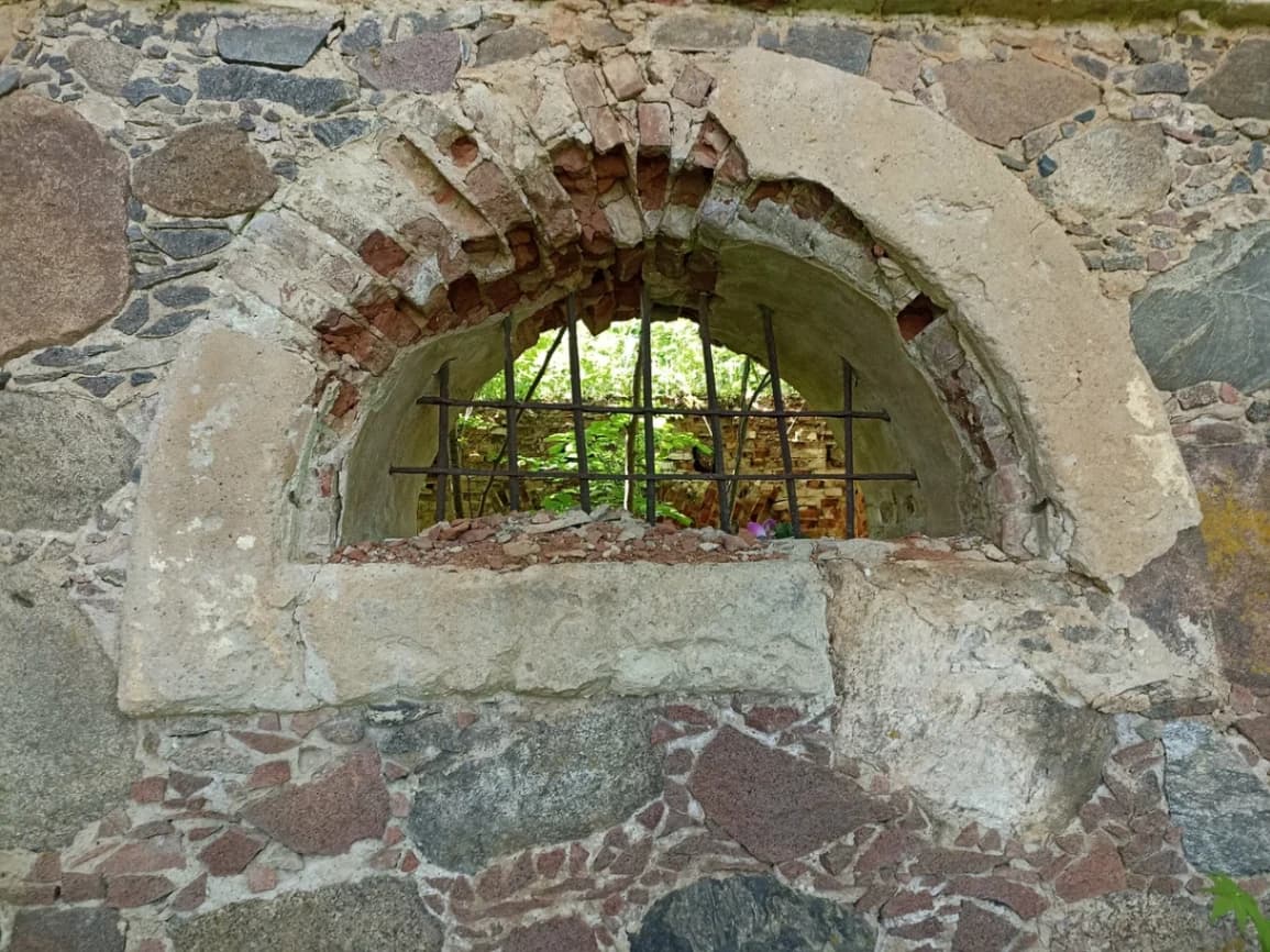 Lukovets. The ruins of the Borovsky manor.