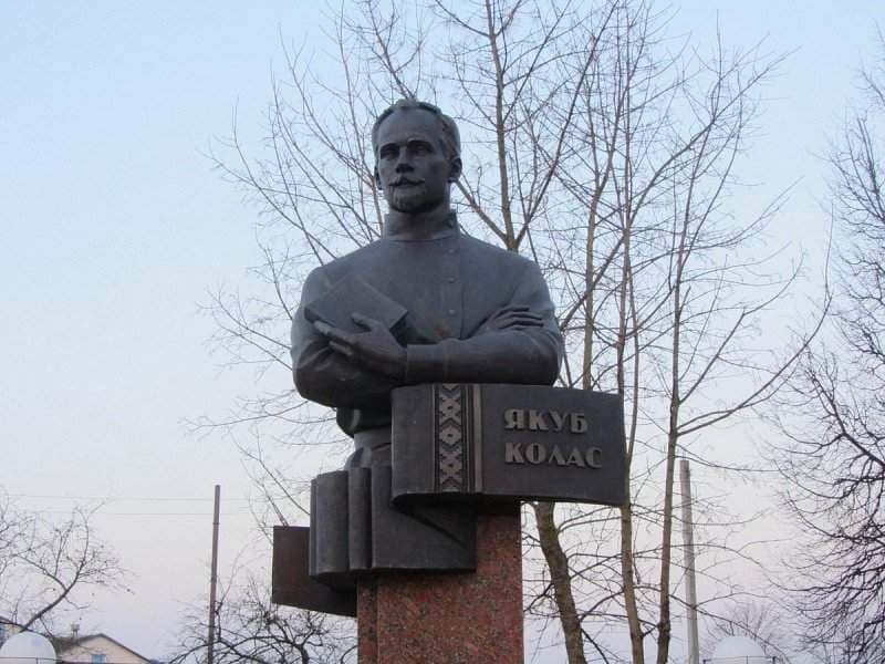 Gantsevichi. Monument to Yakub Kolas.