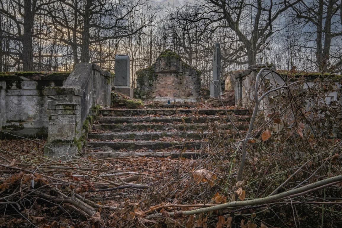 Pervomaisky. Ruins of the Kashitsy estate "Obrina".