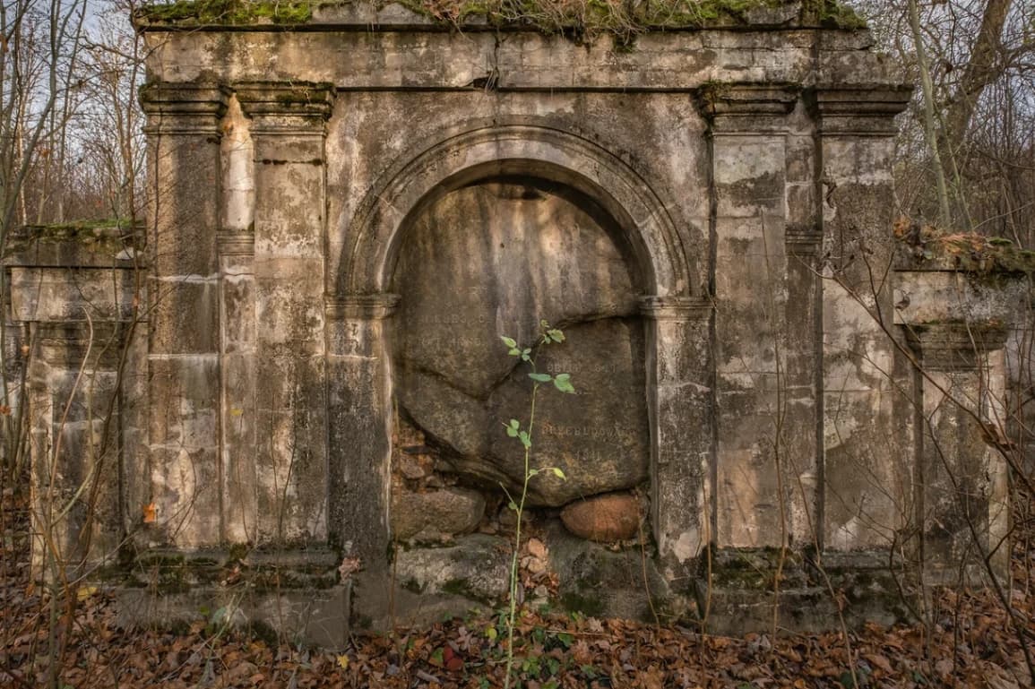 Pervomaisky. Ruins of the Kashitsy estate "Obrina".