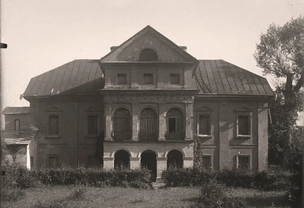 Pervomaisky. Ruins of the Kashitsy estate "Obrina".