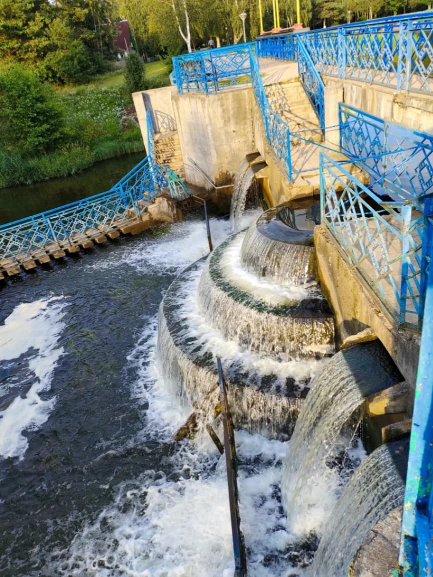 The Sosnovy Bor sanatorium Hydropark. An artificial waterfall.