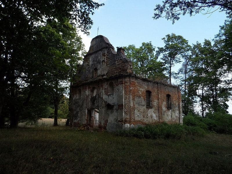 Yazviny. Ruins of the church of the Holy Spirit.