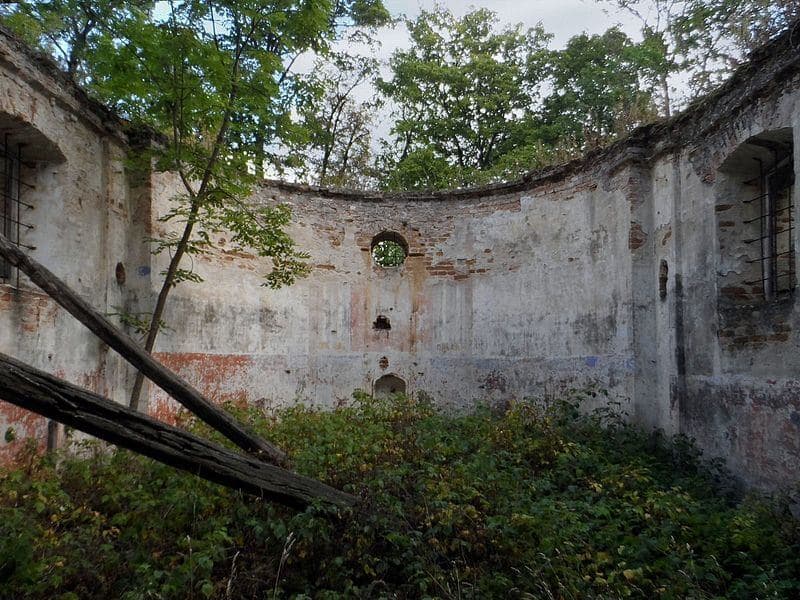 Yazviny. Ruins of the church of the Holy Spirit.