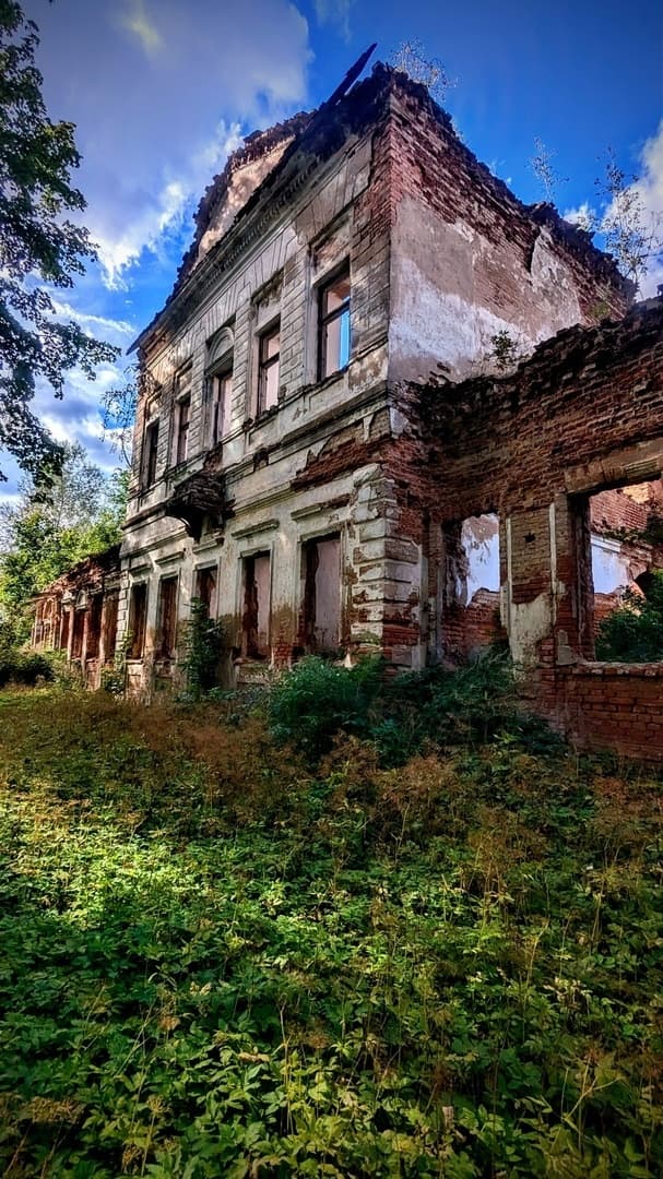 Opytnaya. The ruins of the manor house of the Nitoslavskys.