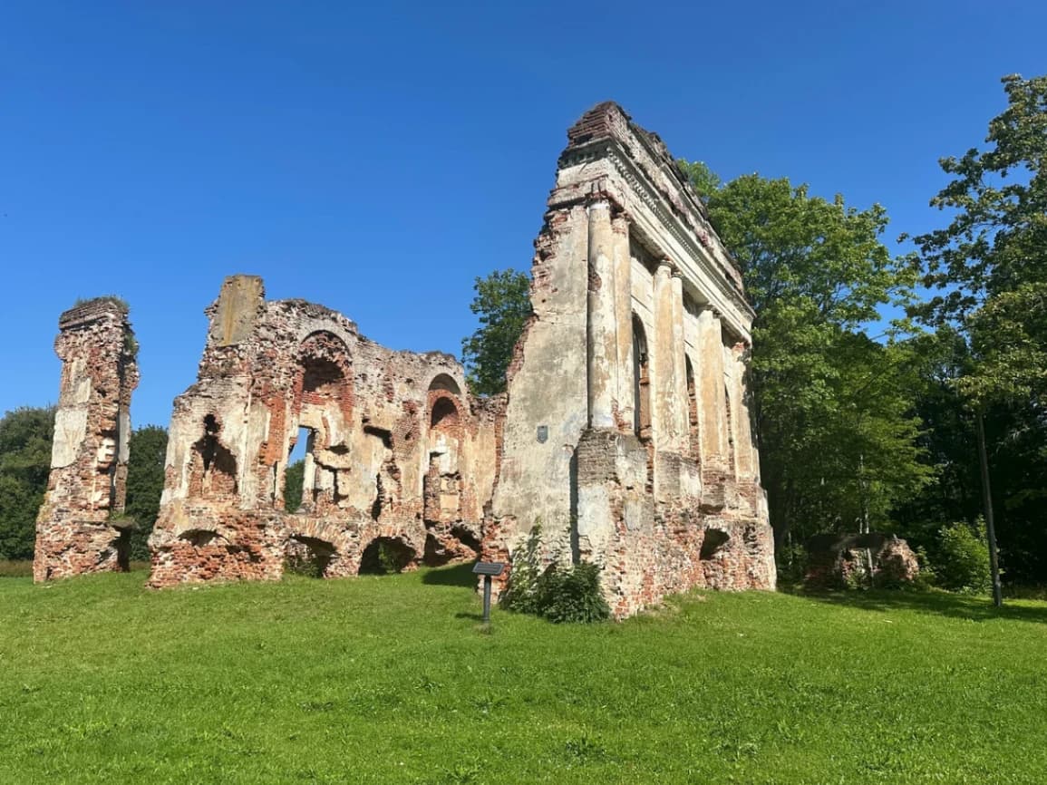 Асвея. Руіны палаца.