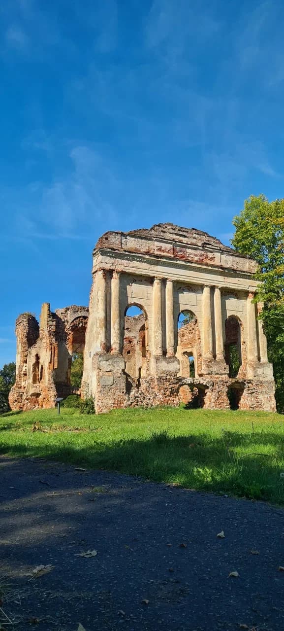 Асвея. Руіны палаца.