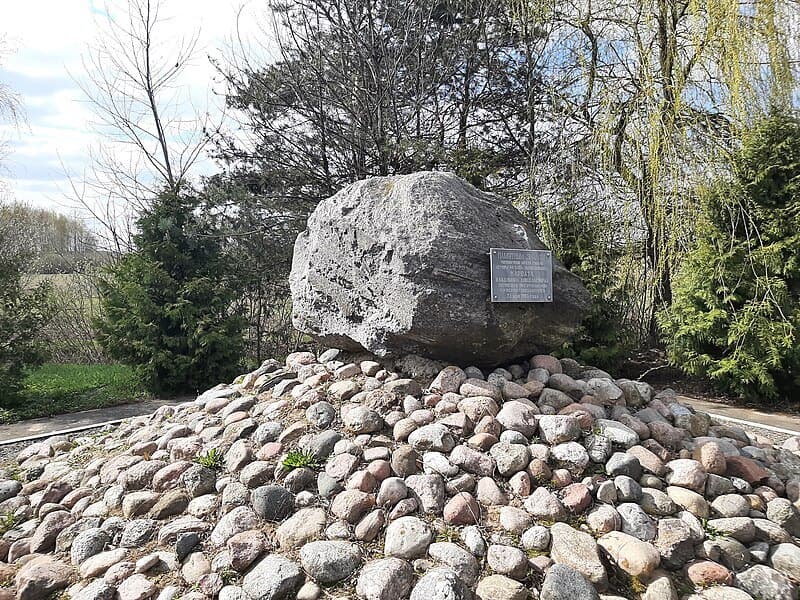 Arabovshchina. Monument to pilot V. Karvat