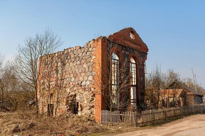 Obodovtsy. Farm buildings ruins of the Bogdanovich estate.