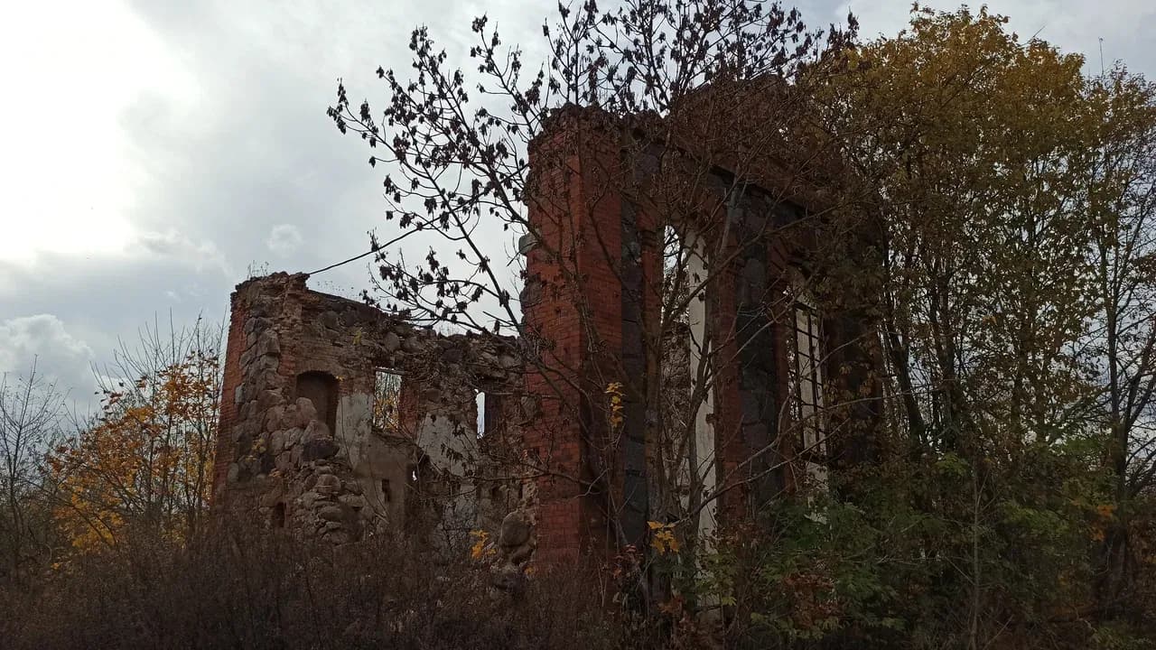 Obodovtsy. Farm buildings ruins of the Bogdanovich estate.