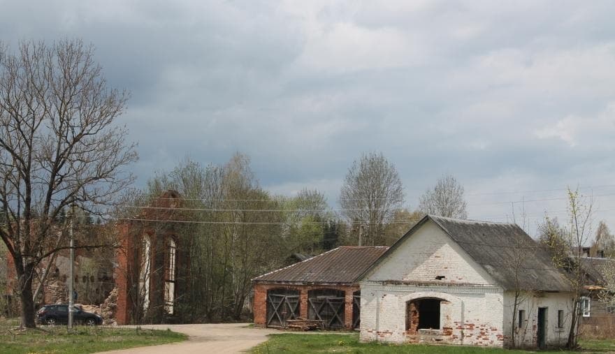 Obodovtsy. Farm buildings ruins of the Bogdanovich estate.