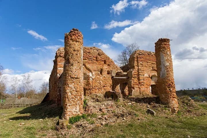 Карма. Руіны Свята-Мікалаеўскай царквы.