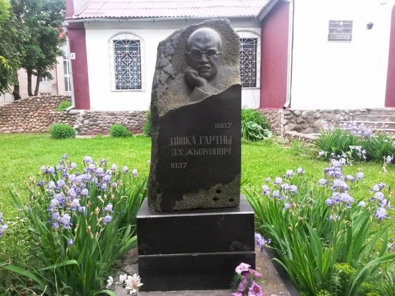 Копыль. Памятник Тишке Гартному.