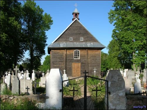 Gorodniki. The chapel and monument of the Snyadetsky family.